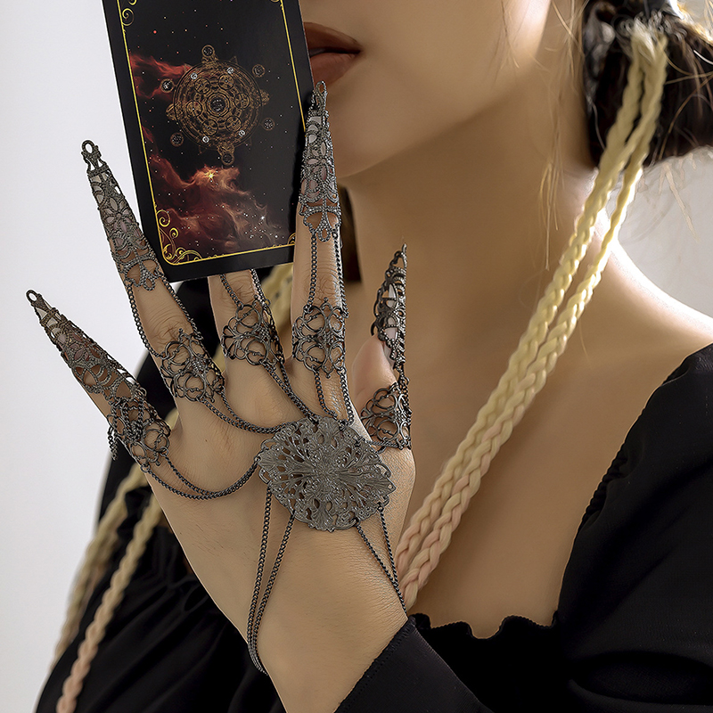 Women Accessories Dubai - Braccialetto per unghie Punk Goth Dubai